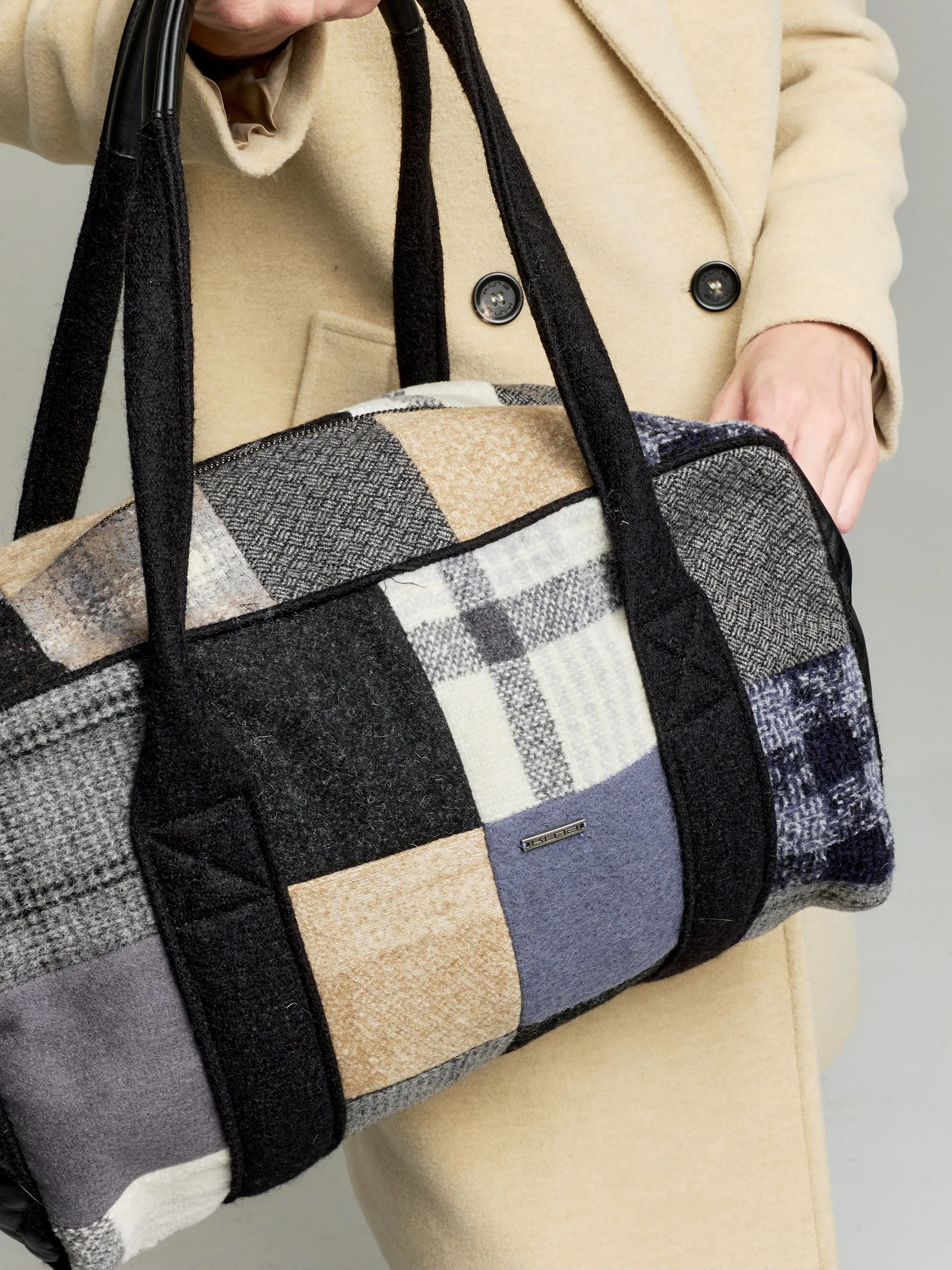 Bolso Bolso Mediano Patchwork De Alpaca Color Gris - Image 3