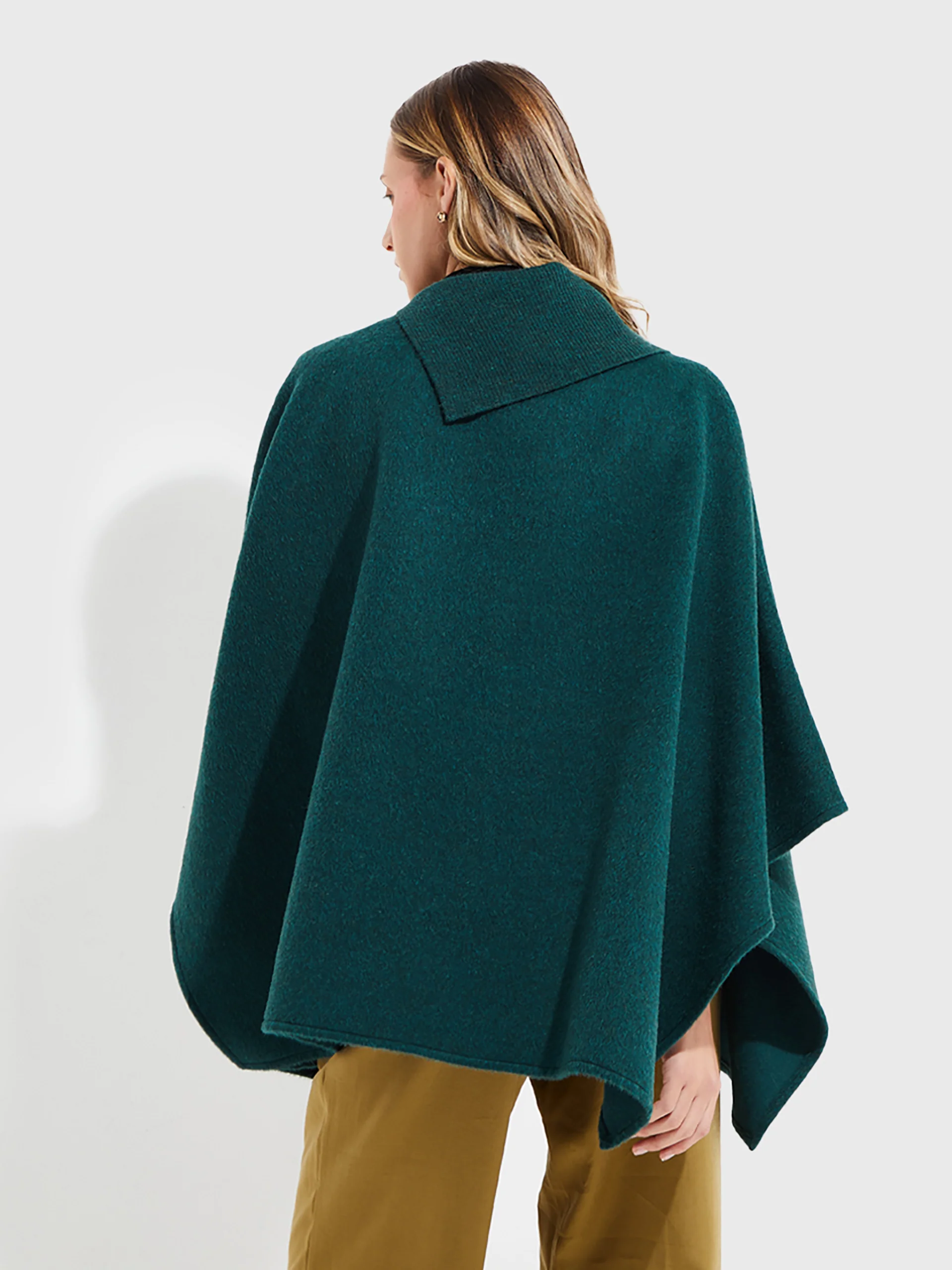 Capa Yssey De Baby Alpaca Color Verde - Image 3