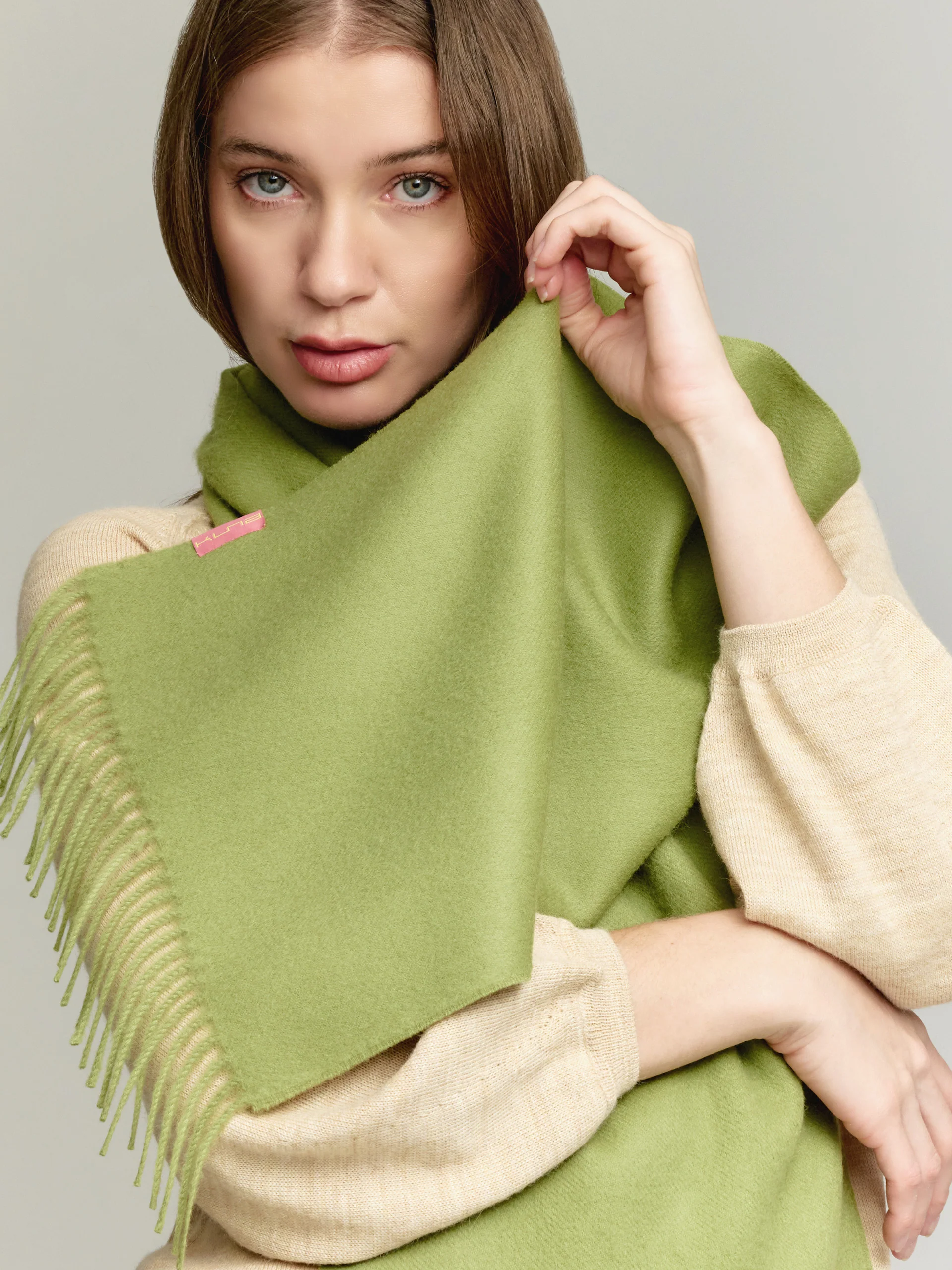 Chalina Adrian De Baby Alpaca Color Verde Loro - Image 3