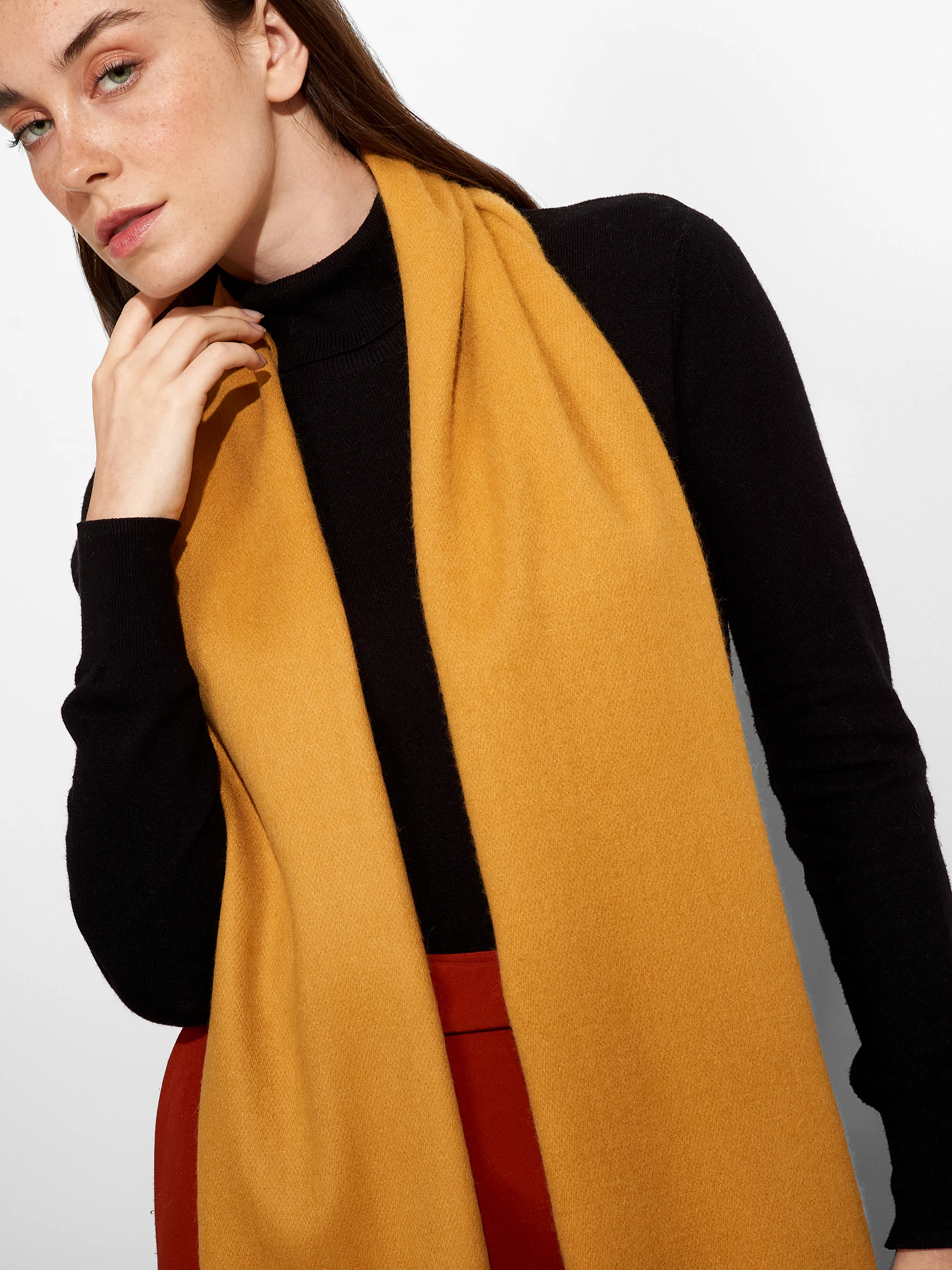 Chalina Tundra De Baby Alpaca Color Amarillo - Image 3