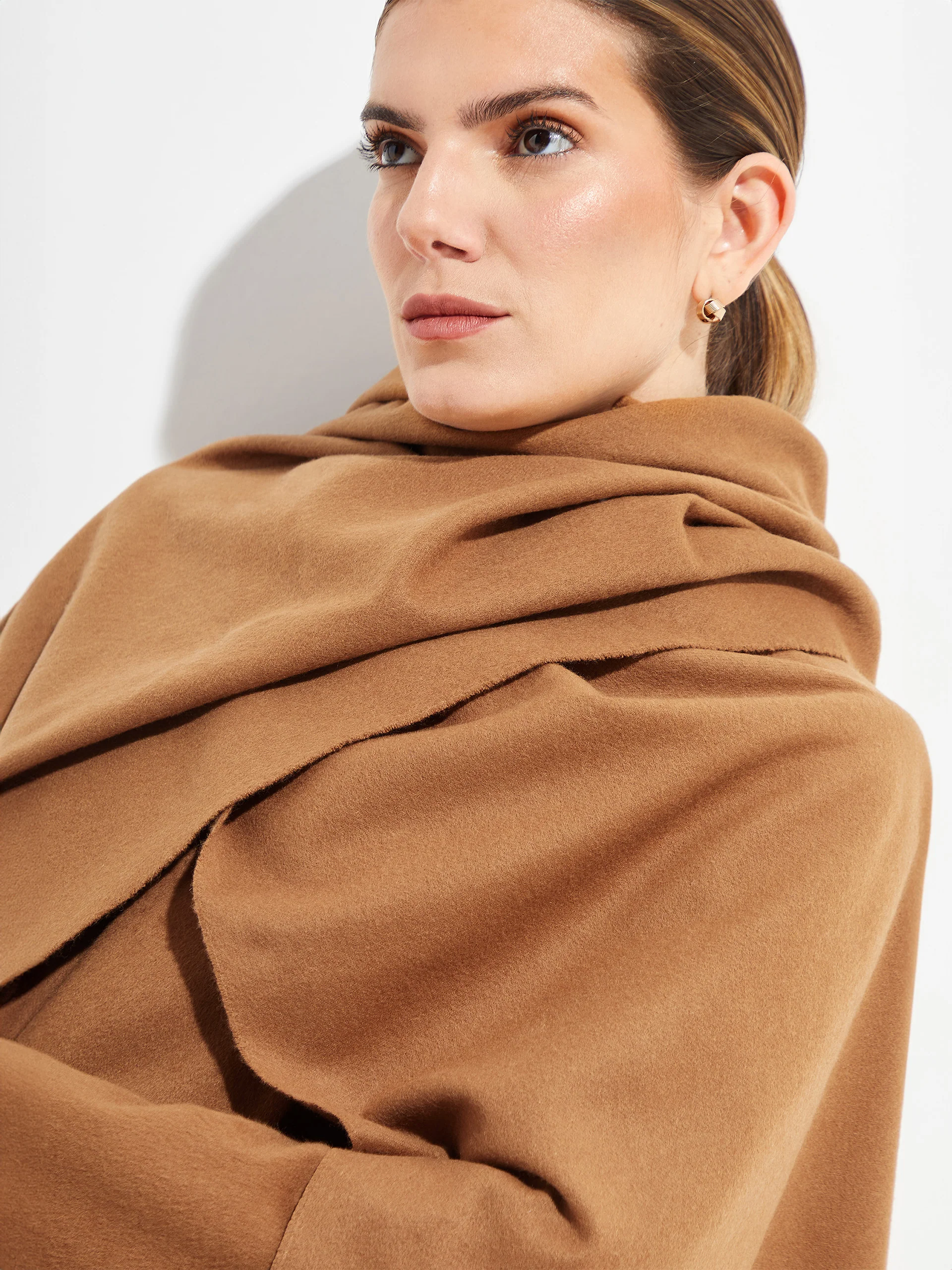 Estola Berna De Vicuña Color Camel - Image 3
