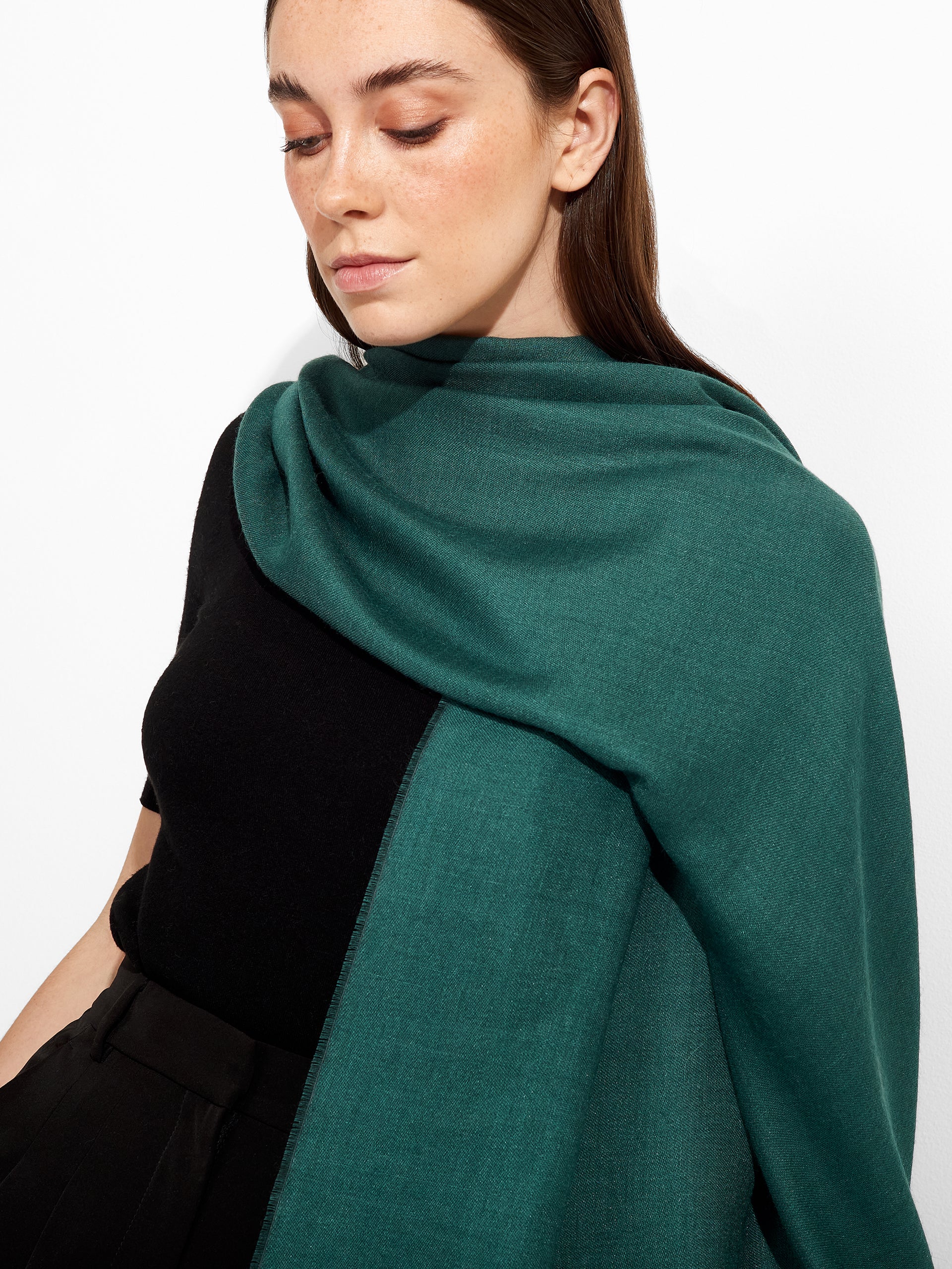Estola Teaberry De Baby Alpaca Color Verde - Image 3