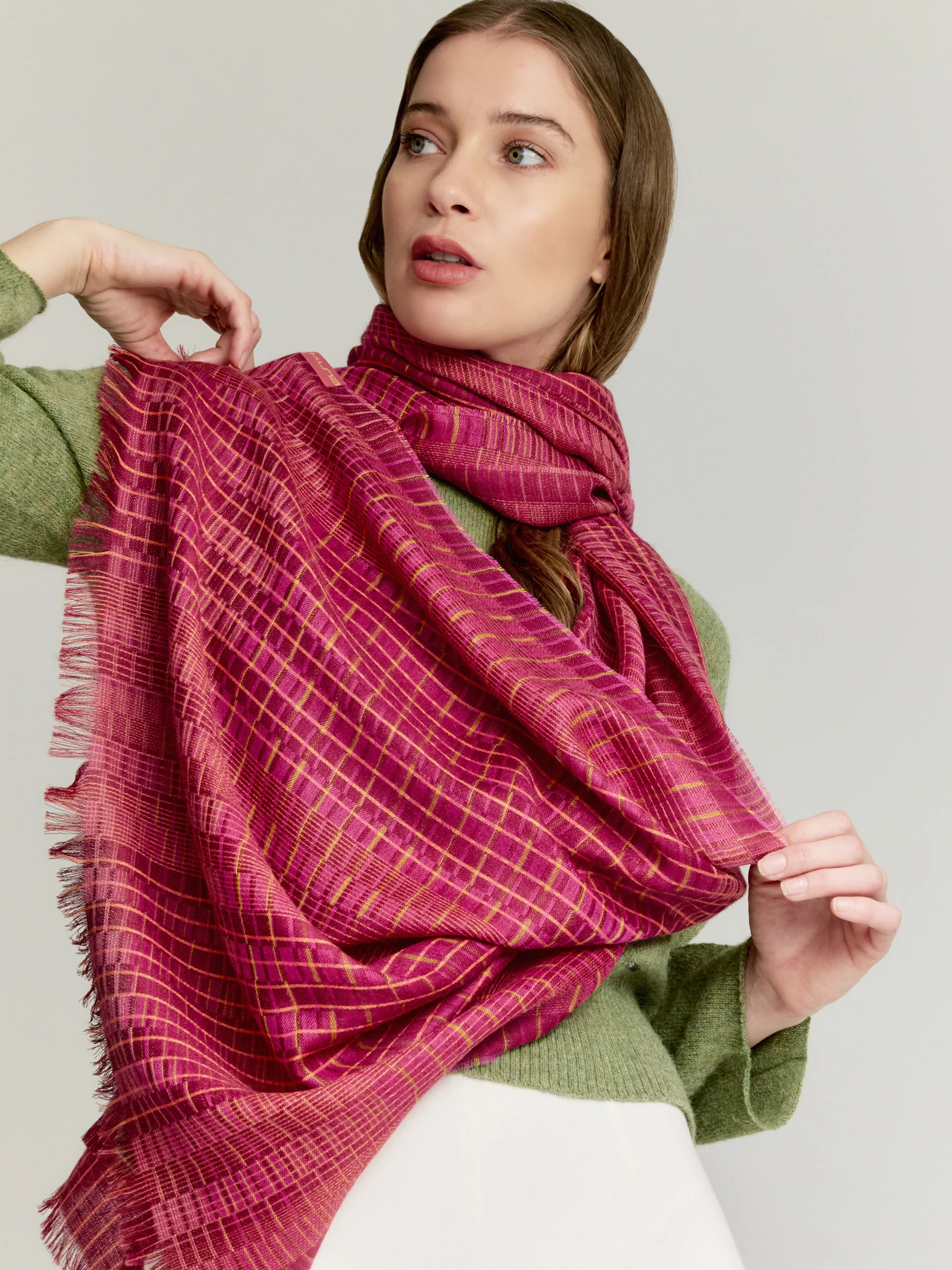 Estola Vermondi De Baby Alpaca Color Fucsia - Image 3
