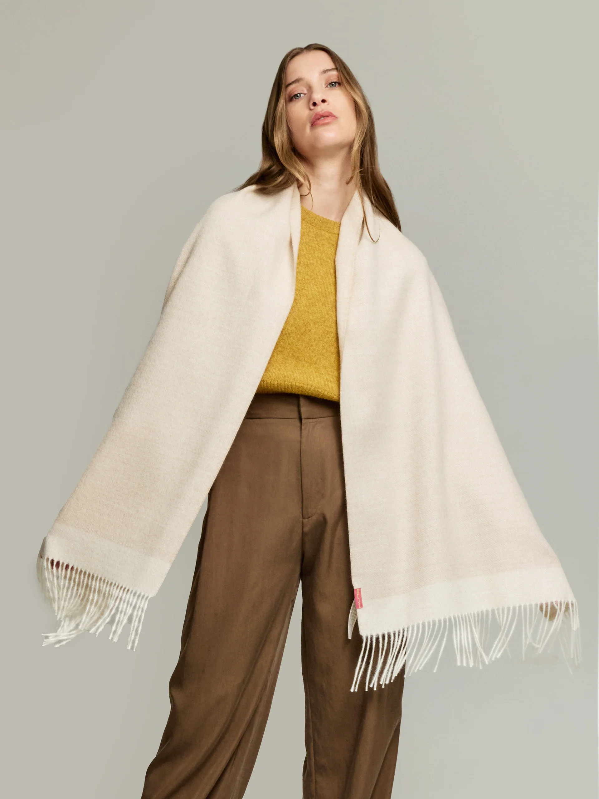 Estola Yanely De Baby Alpaca Color Beige - Image 2