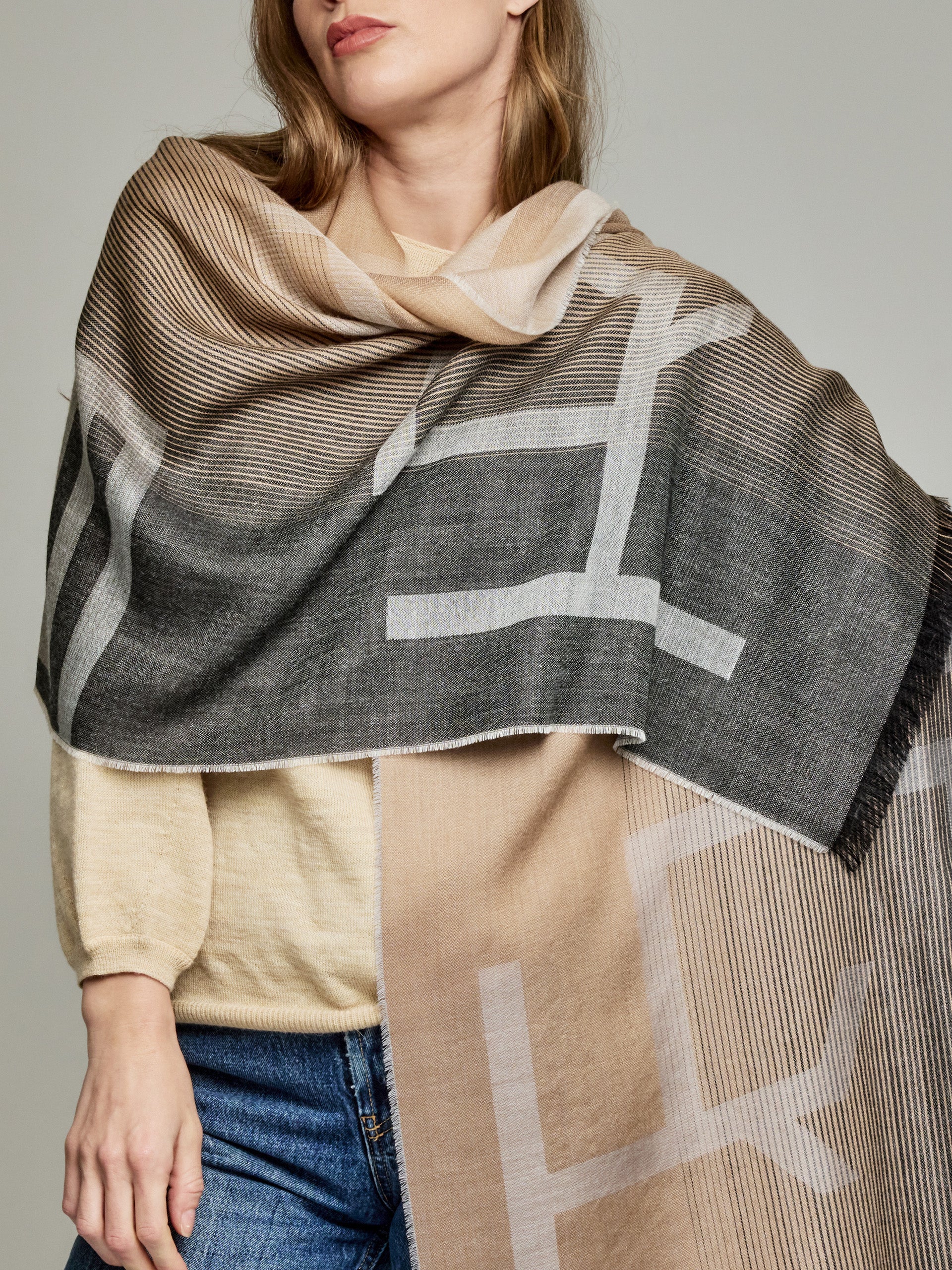 Estola Yrati De Baby Alpaca Color Gris - Image 3