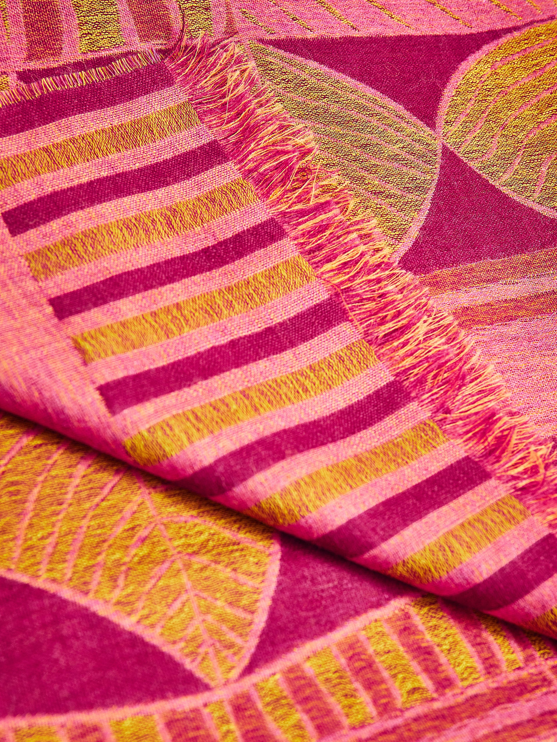 Estola Ysiel De Baby Alpaca Color Fucsia - Image 4