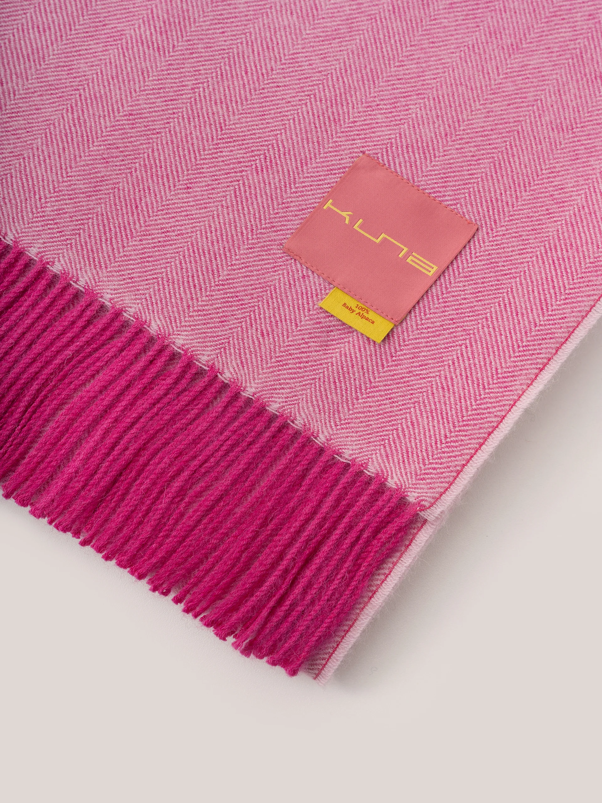 Manta Yanahuara De Baby Alpaca Color Fucsia - Image 3
