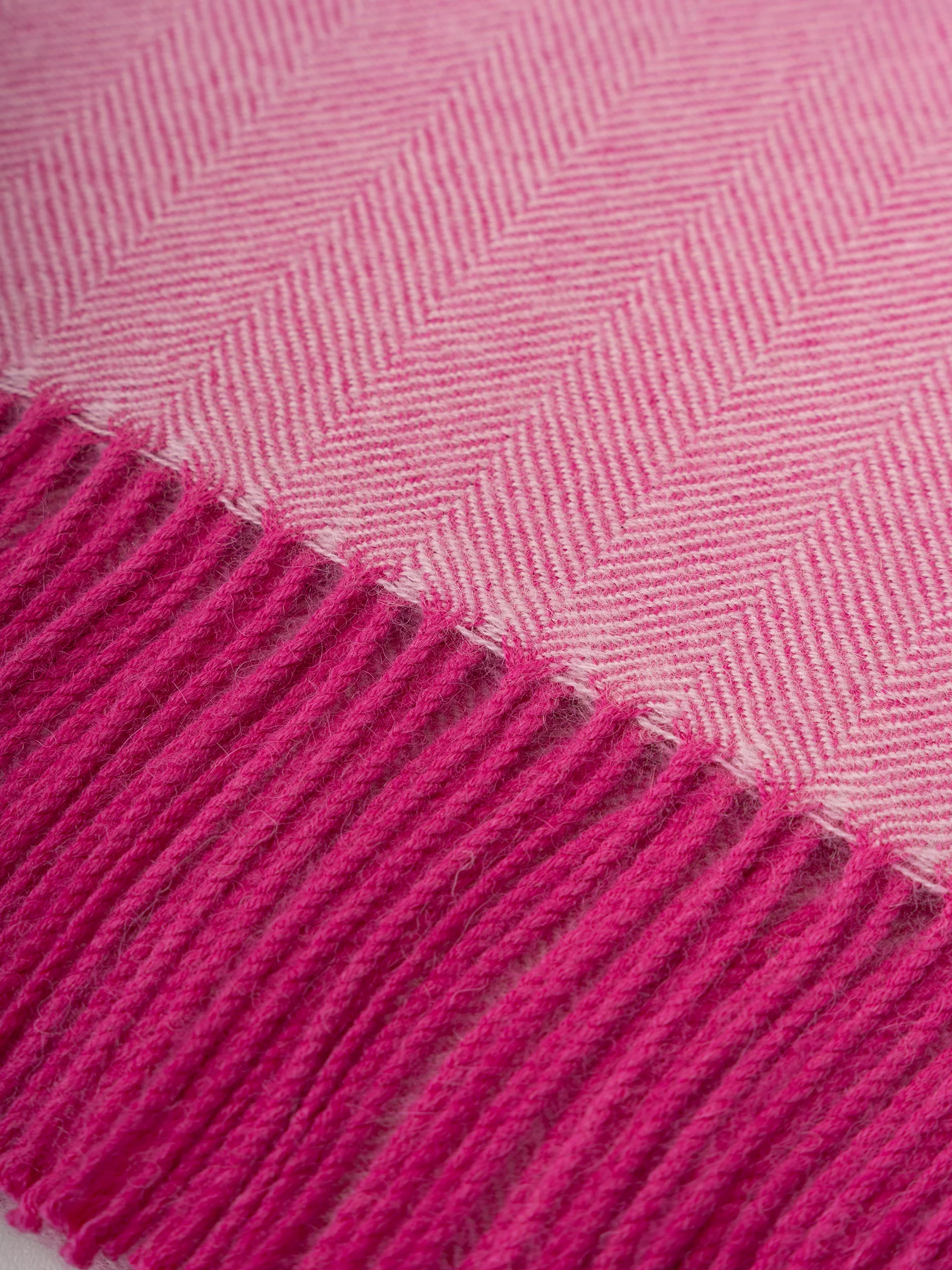 Manta Yanahuara De Baby Alpaca Color Fucsia - Image 4