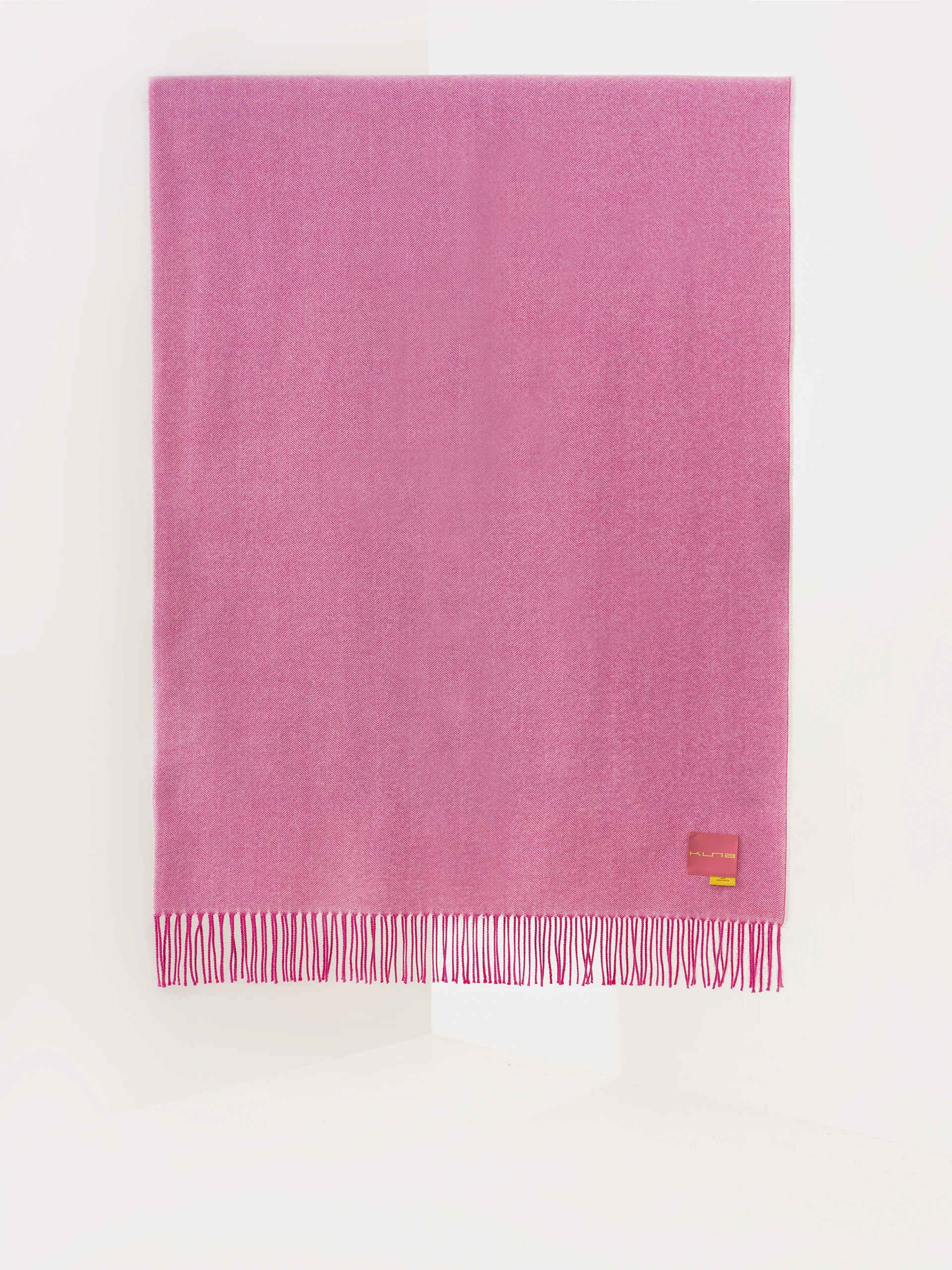 Manta Yanahuara De Baby Alpaca Color Fucsia - Image 5