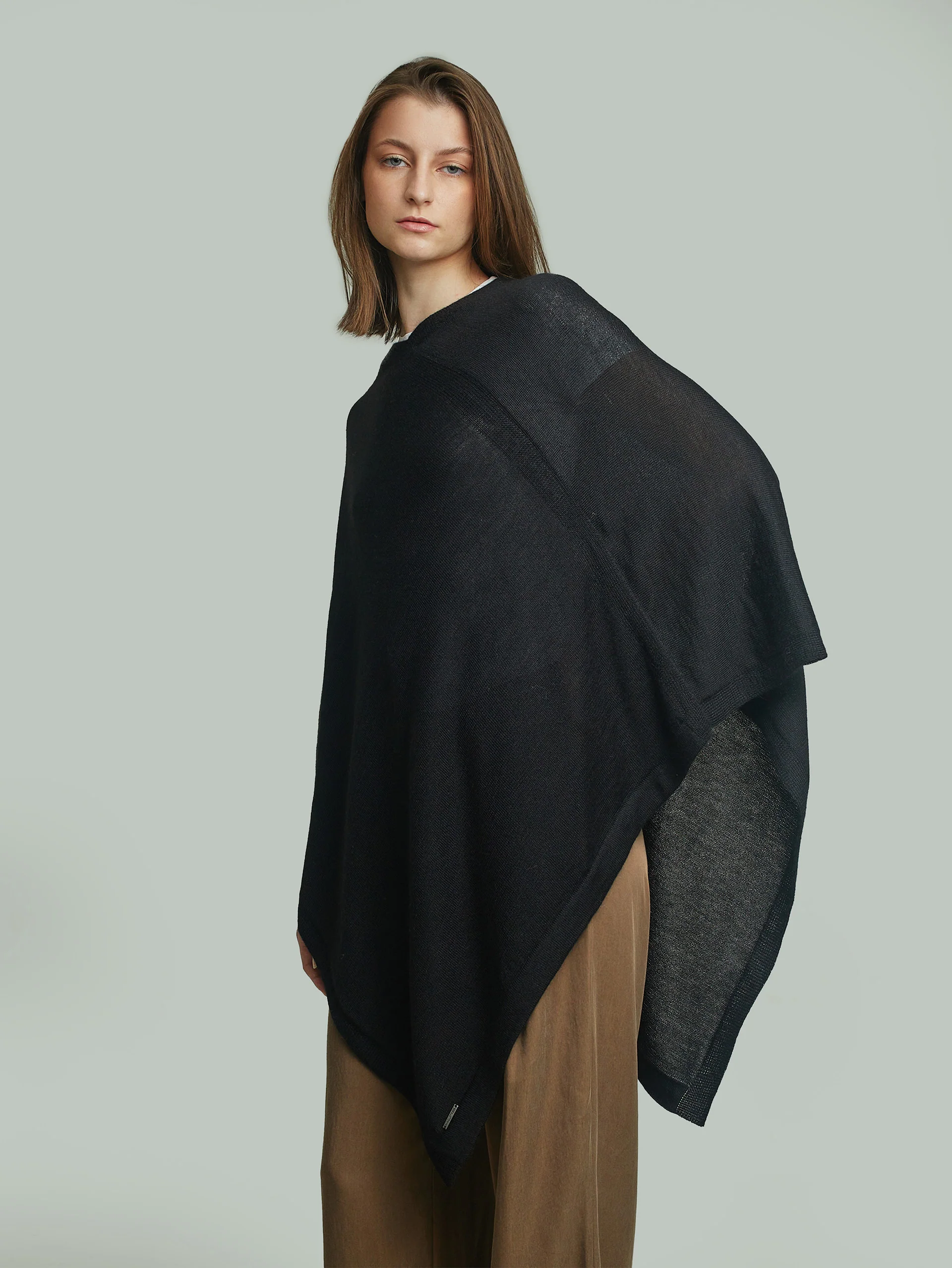 Poncho Almendra De Baby Alpaca Color Negro - Image 2