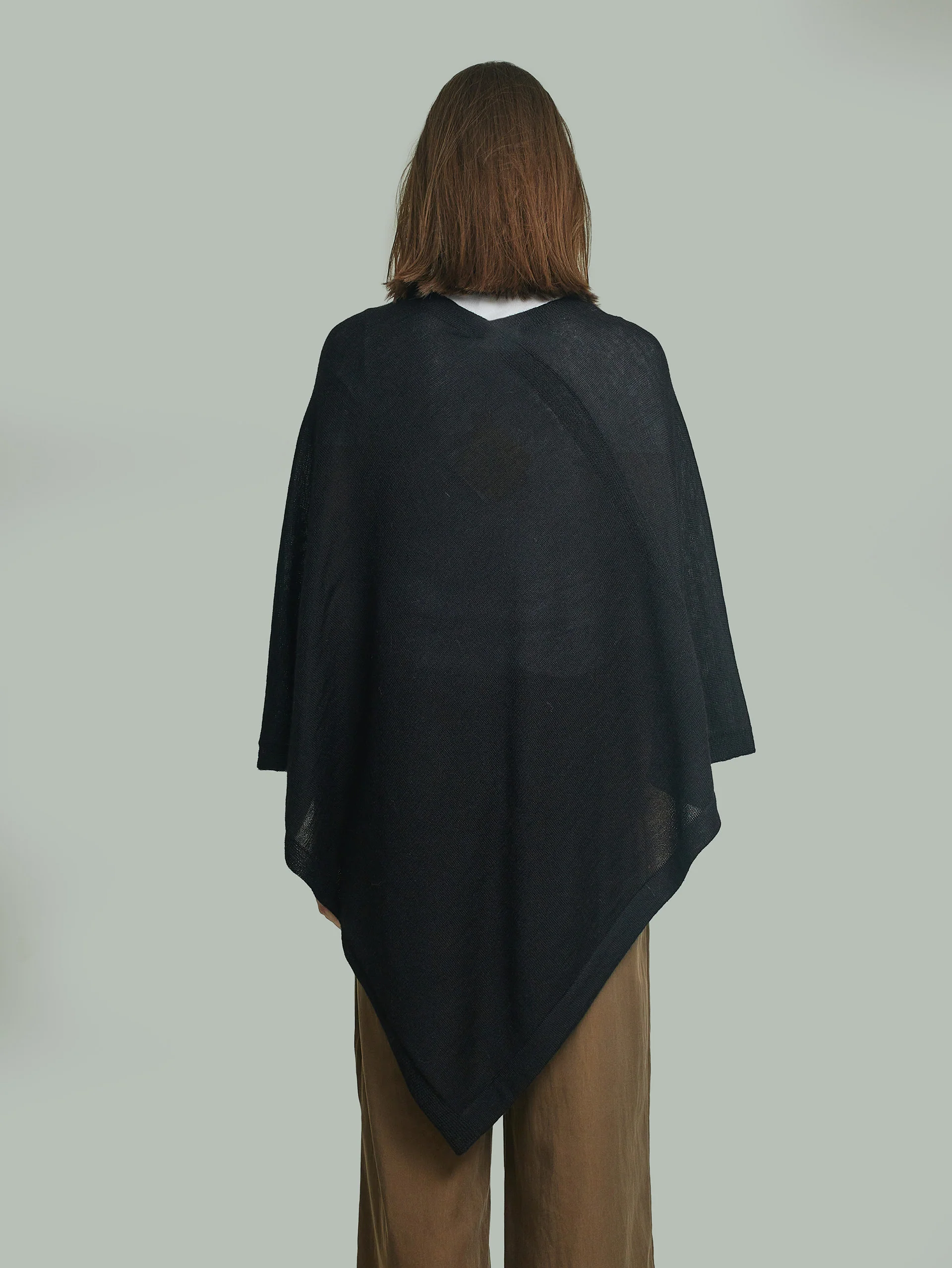 Poncho Almendra De Baby Alpaca Color Negro - Image 3