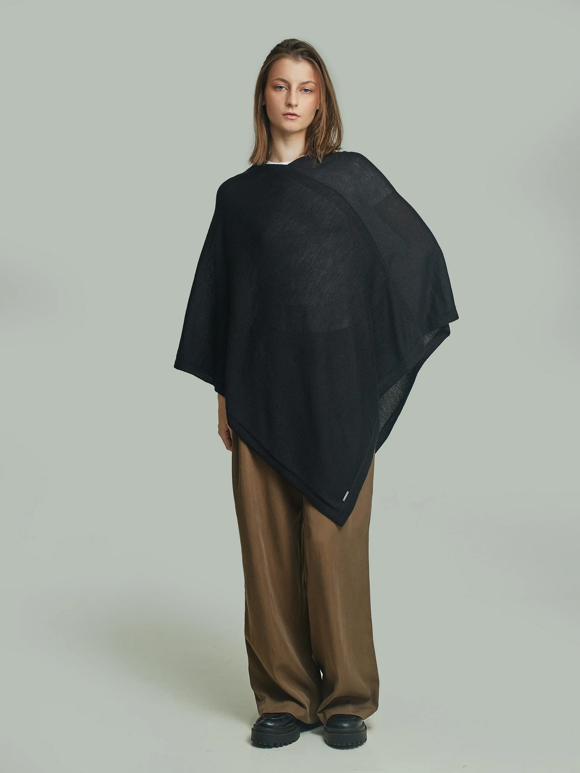Poncho Almendra De Baby Alpaca Color Negro - Image 4