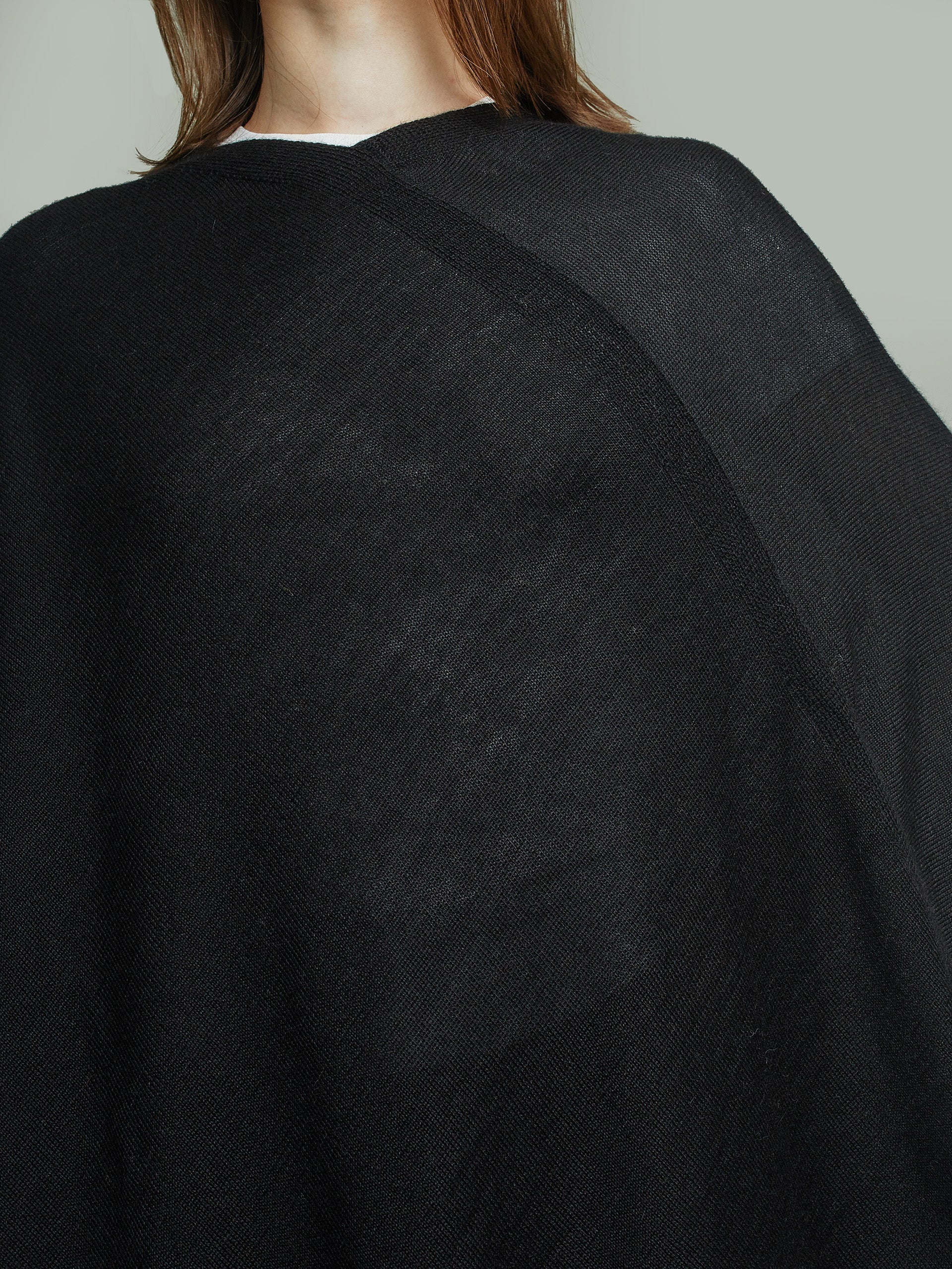 Poncho Almendra De Baby Alpaca Color Negro - Image 5