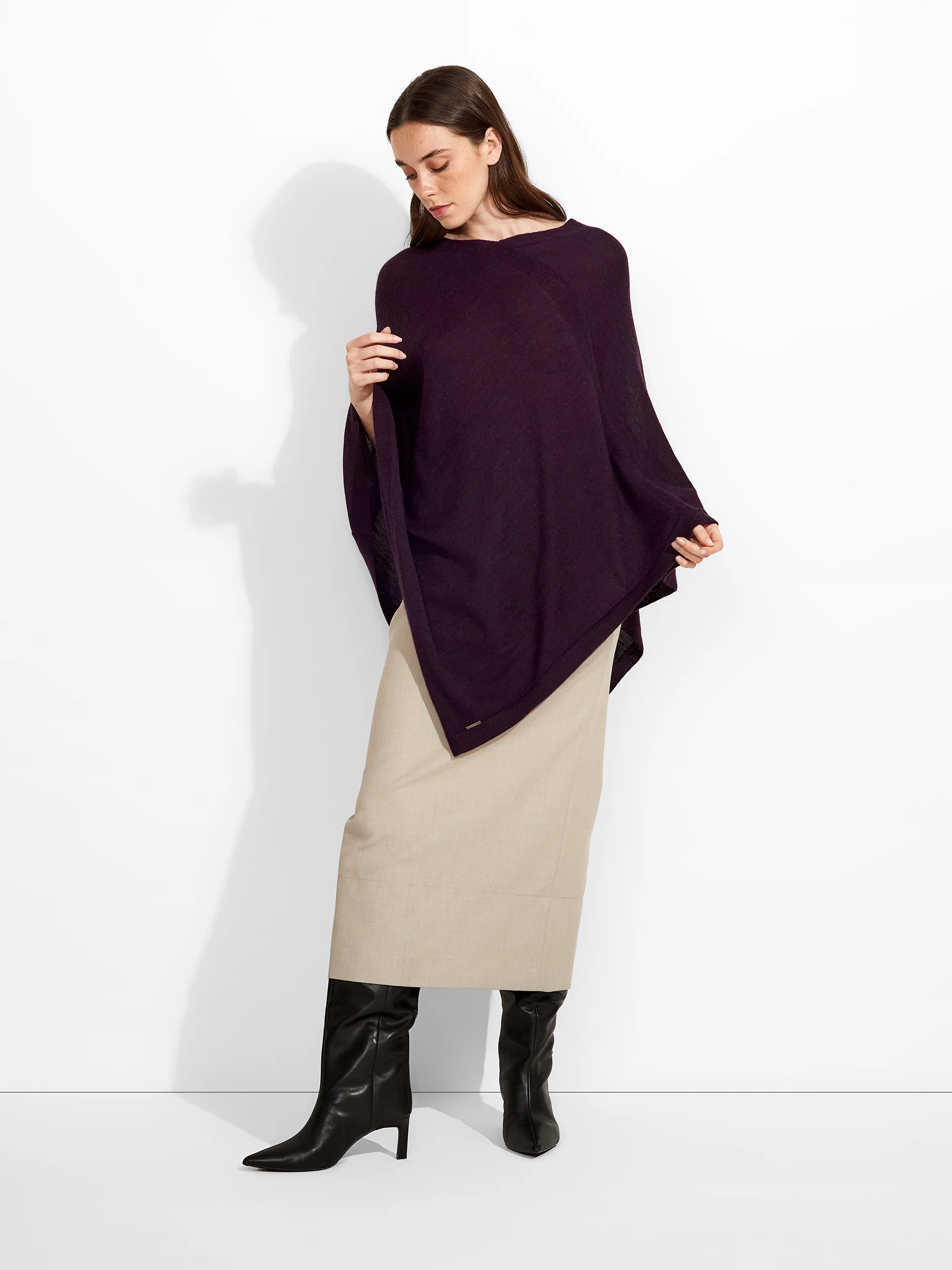 Poncho Almendra De Baby Alpaca Color Morado - Image 4