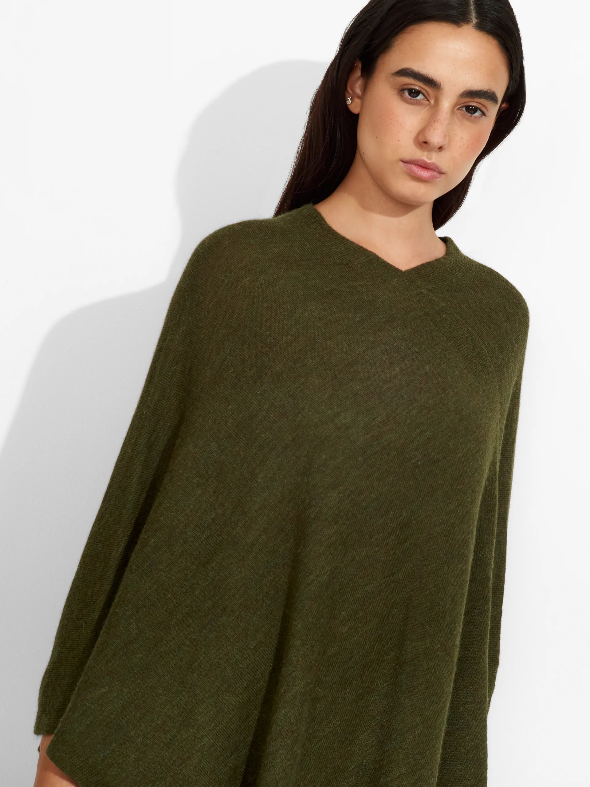 Poncho Almendra De Baby Alpaca Color Verde - Image 5