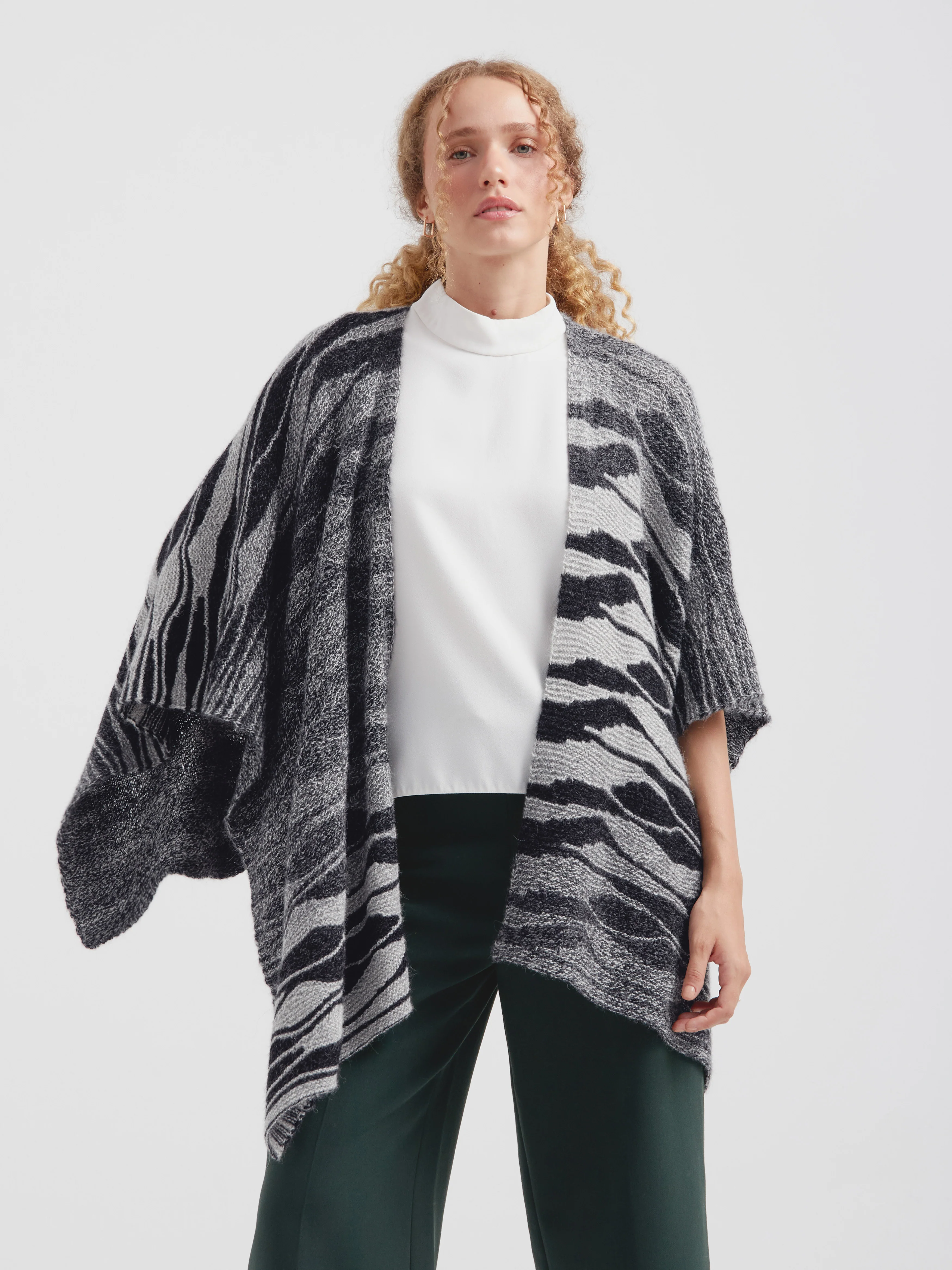 Poncho Clarissa De Baby Alpaca Color Negro - Image 2