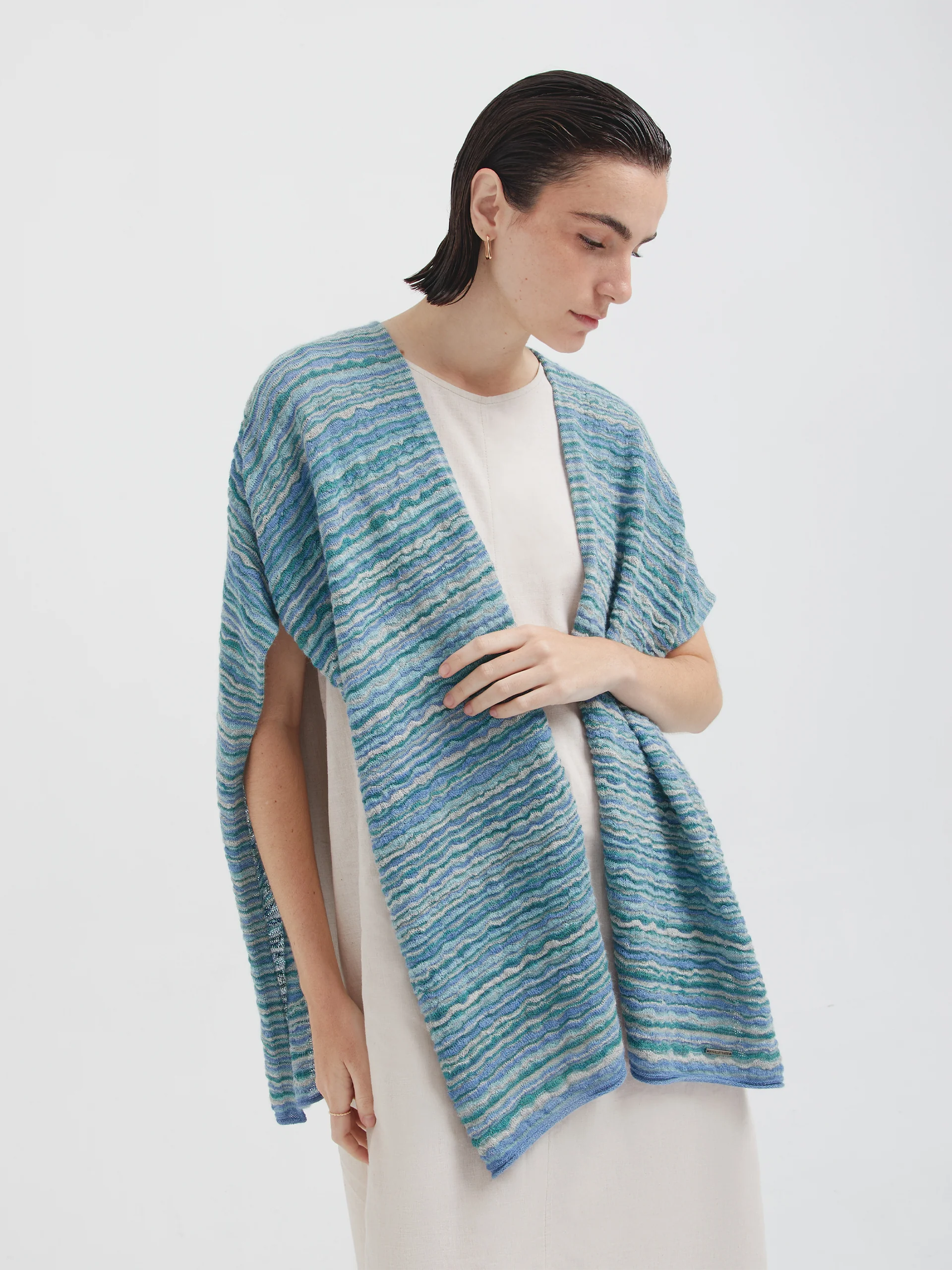 Poncho Corina De Baby Alpaca Color Celeste - Image 2