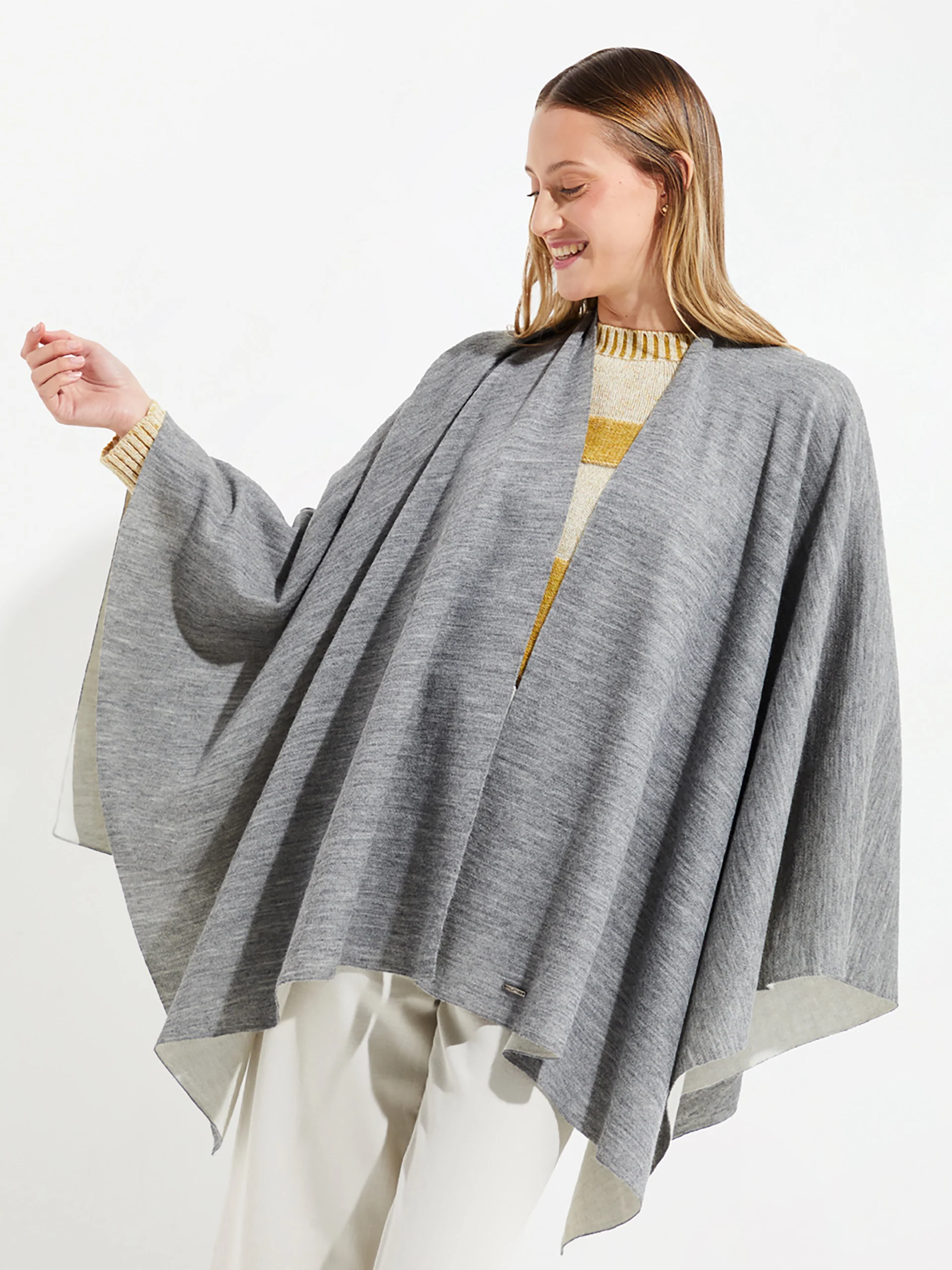 Poncho Temira De Baby Alpaca Color Gris - Image 3