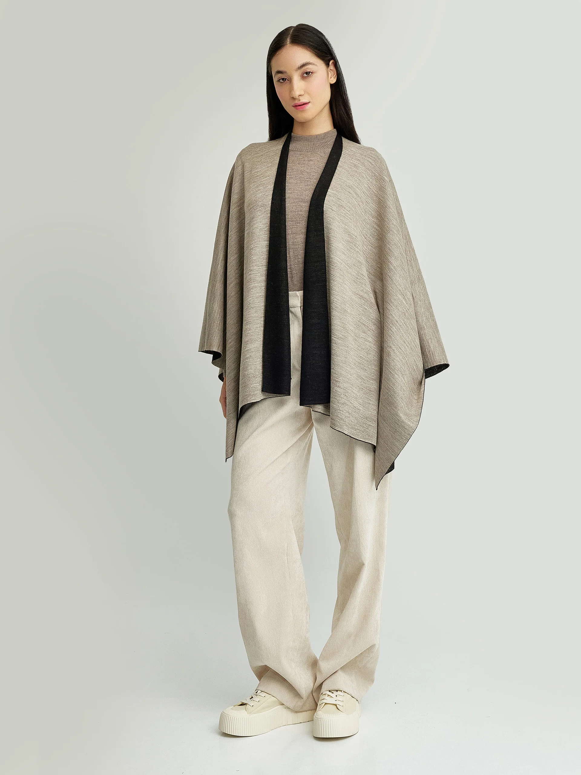 Poncho Temira De Baby Alpaca Color Negro - Image 10