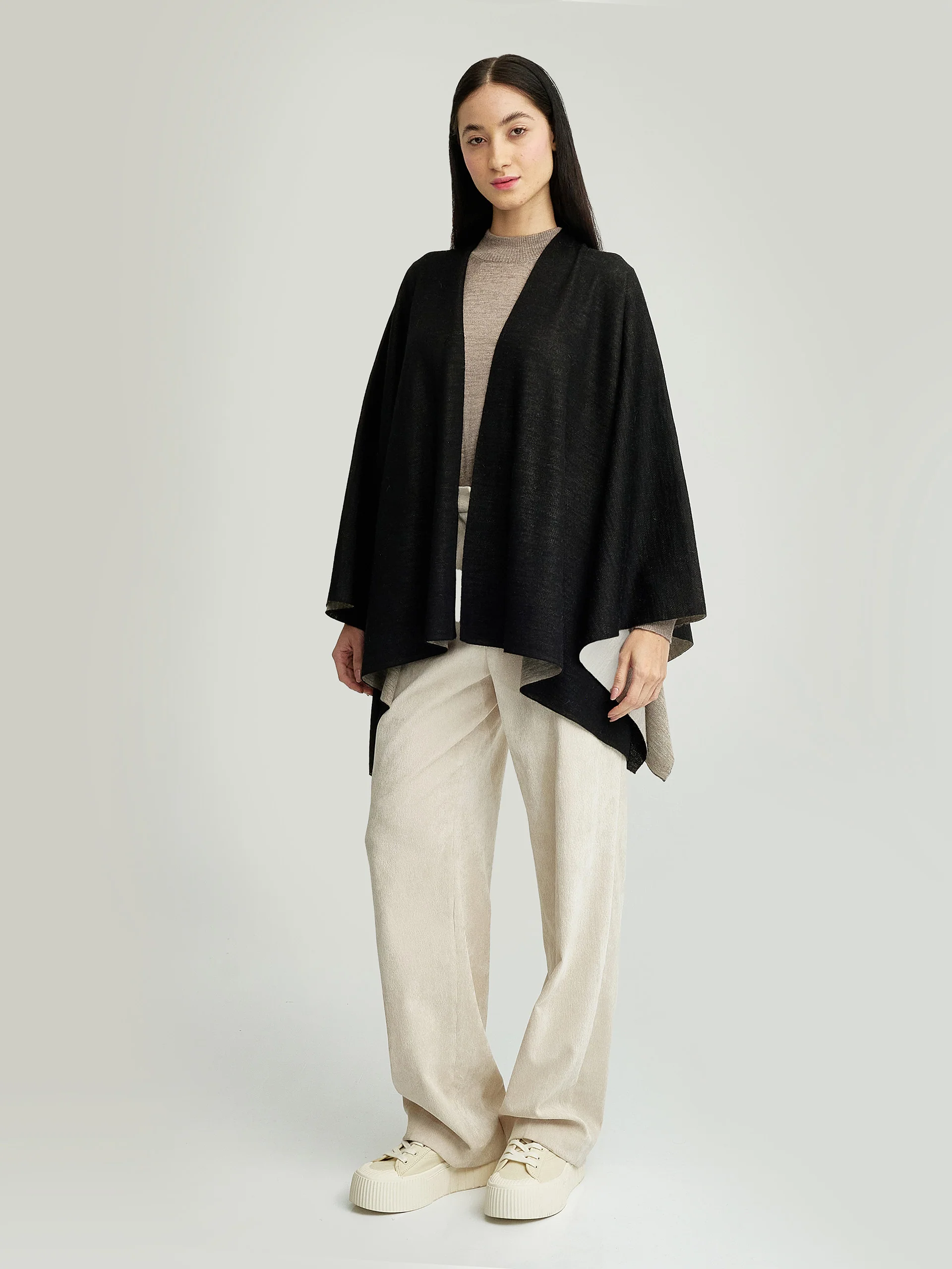 Poncho Temira De Baby Alpaca Color Negro - Image 5