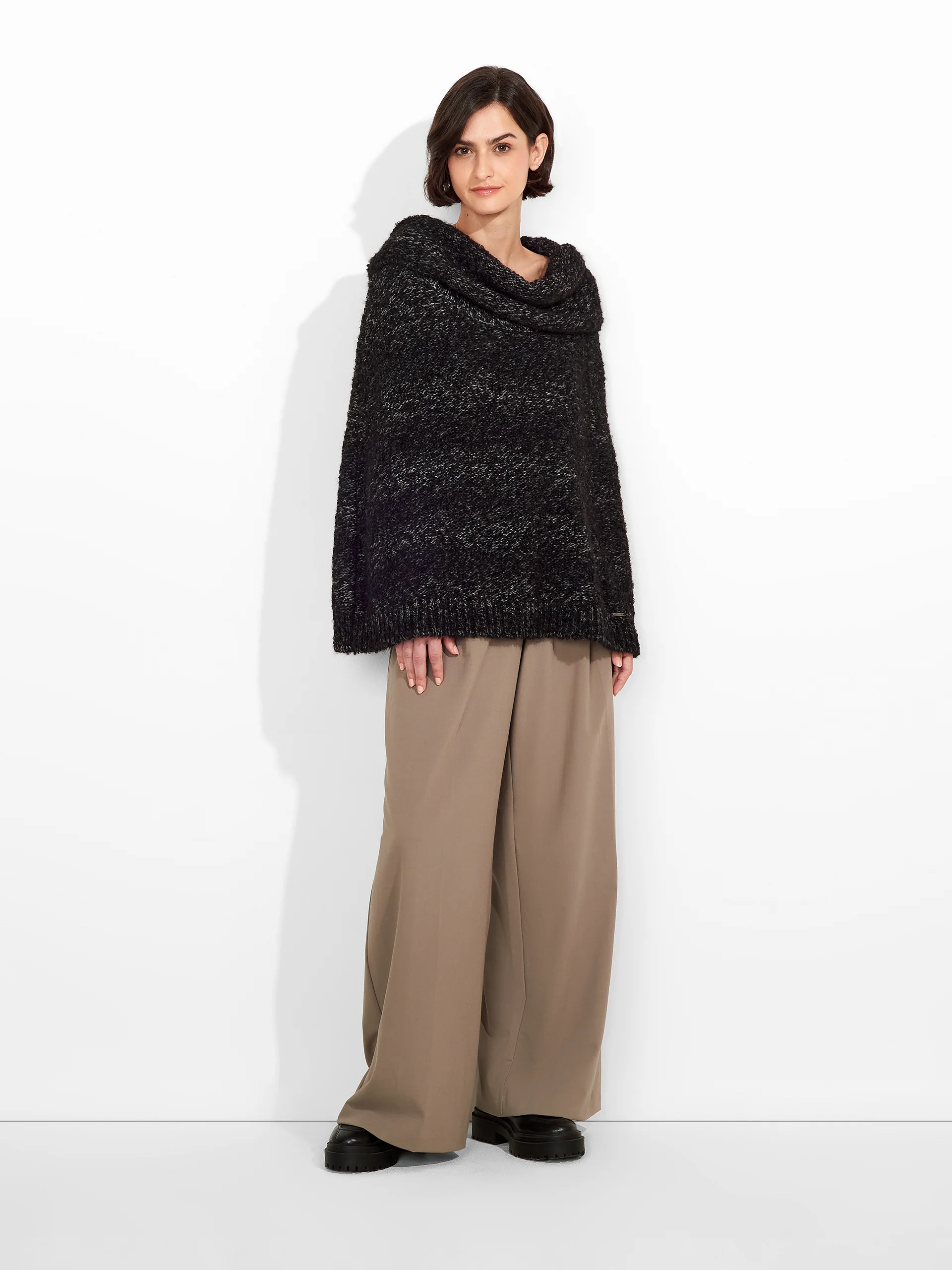 Poncho Zaira De Suri Alpaca Color Negro - Image 4