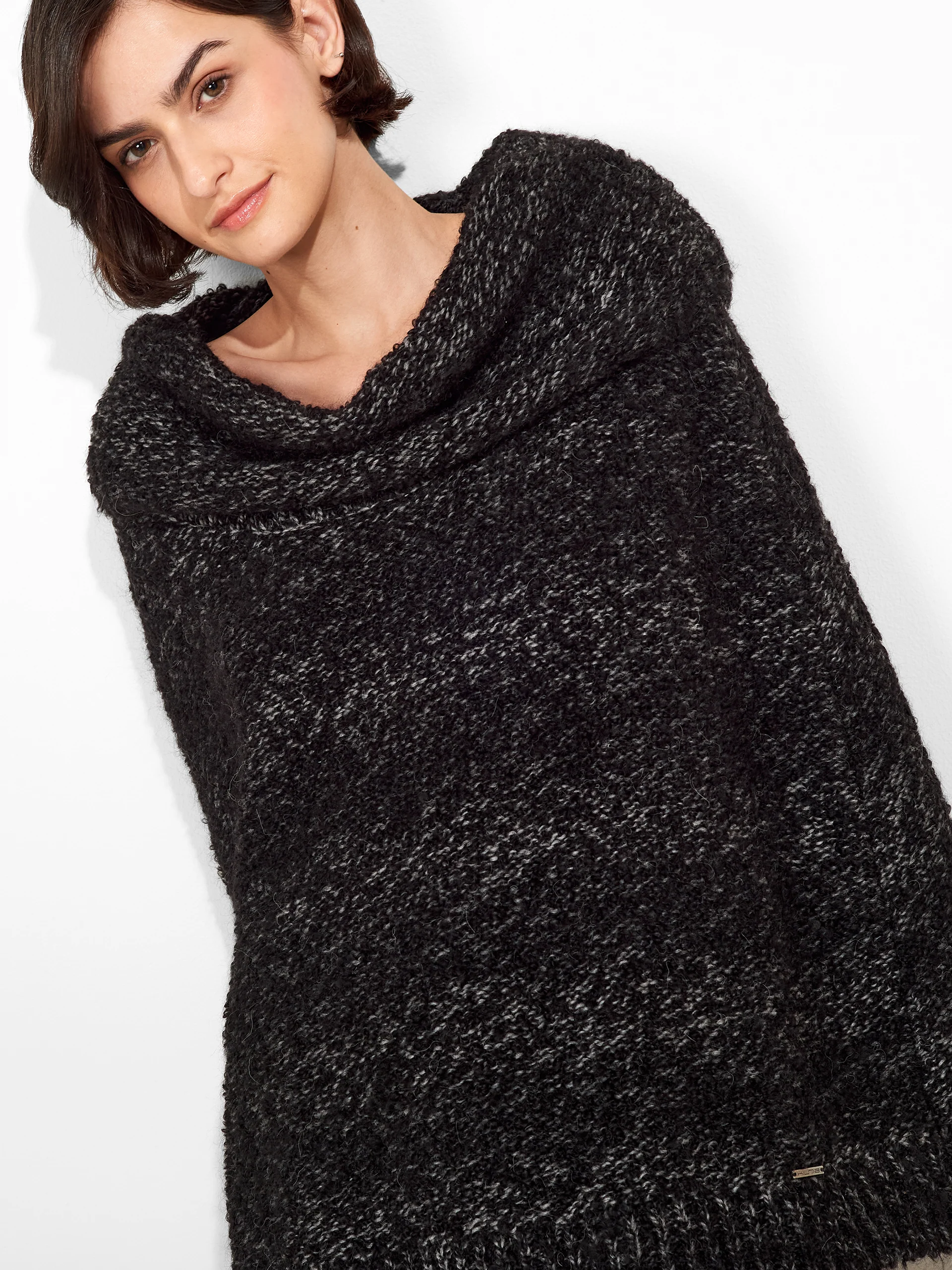 Poncho Zaira De Suri Alpaca Color Negro - Image 5